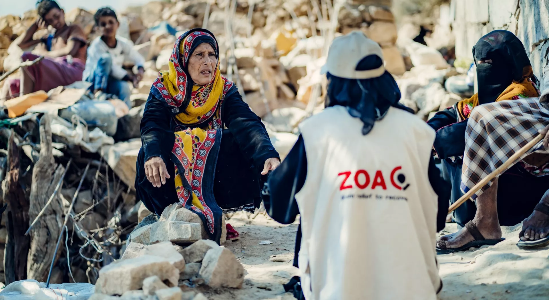 Unser Team: ZOa Mitarbeitern im Gespräch mit Hilfsempfängerin