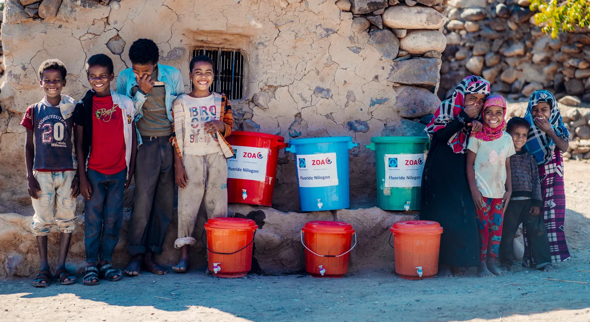 Kinder mit ZOA Wassereimern im Jemen