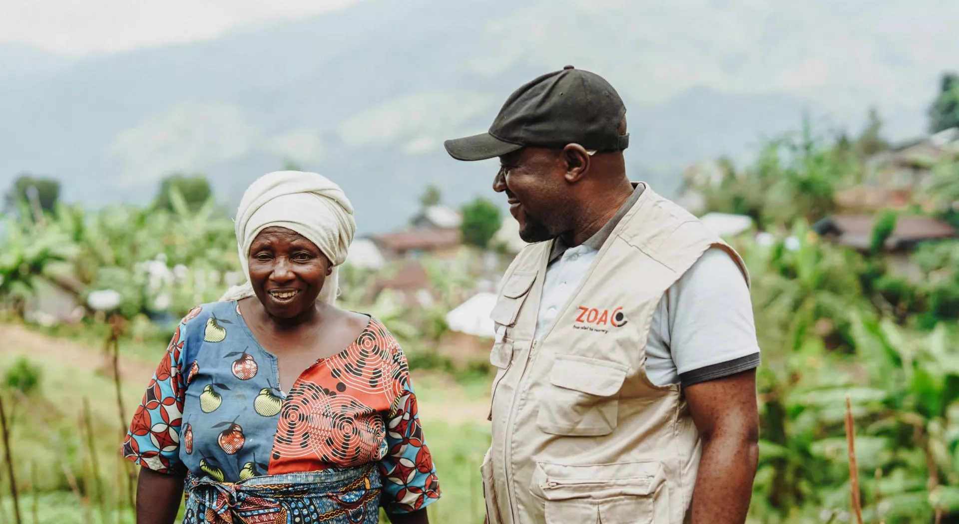 Das tut ZOA: Mitarbeiter von ZOA hilft Einheimischer Frau bei der Landregistrierung