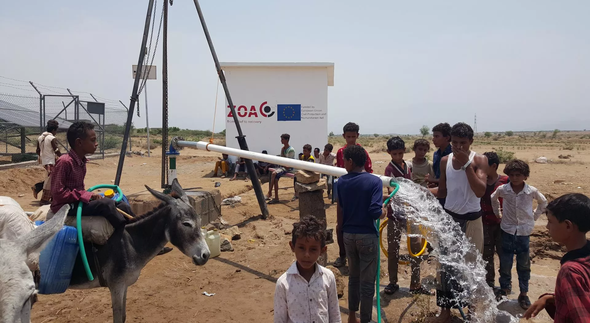 Mensen krijgen toegang tot water in Jemen
