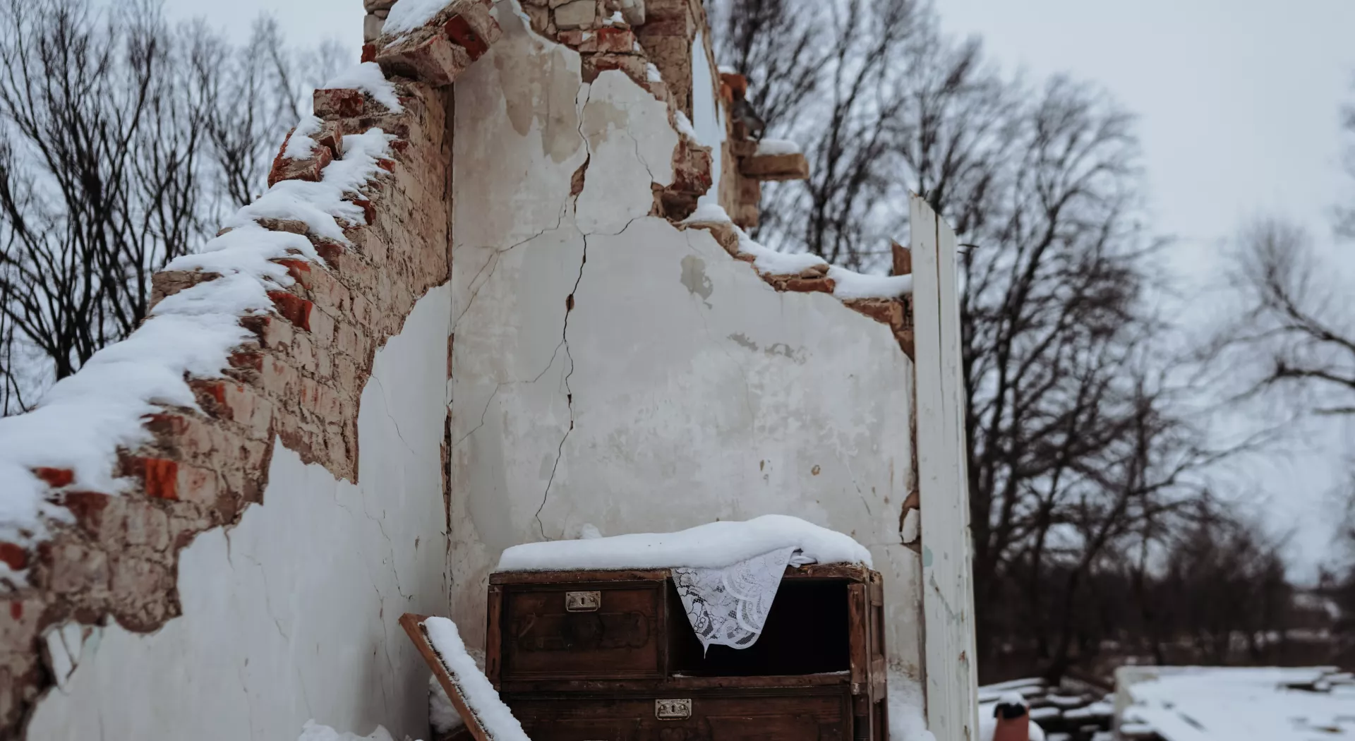 In der Kälte flüchten: Zerstörtes Haus im Schnee in der Ukraine