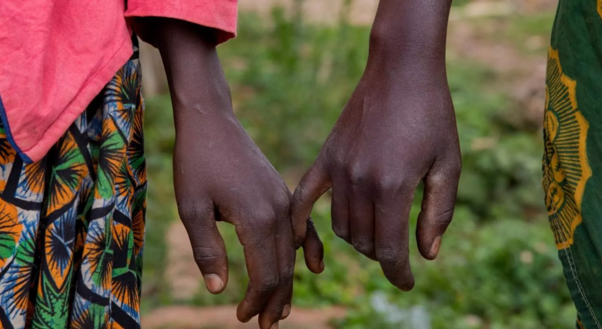 Friedensförderung: Zwei Menschen halten Hände