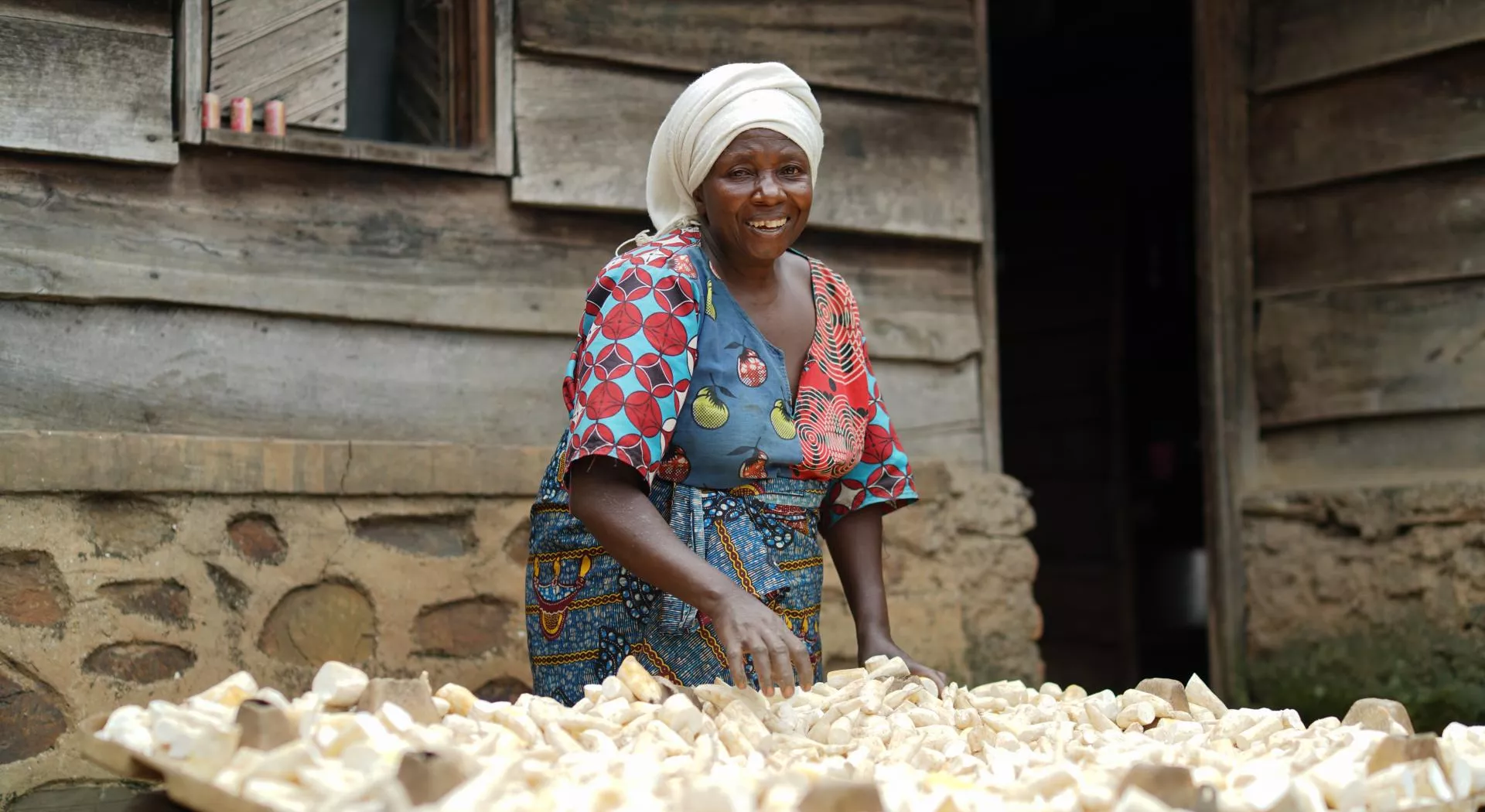Ernährungssicherheit: Frau mit ihrer Ernte aus dem Kongo 