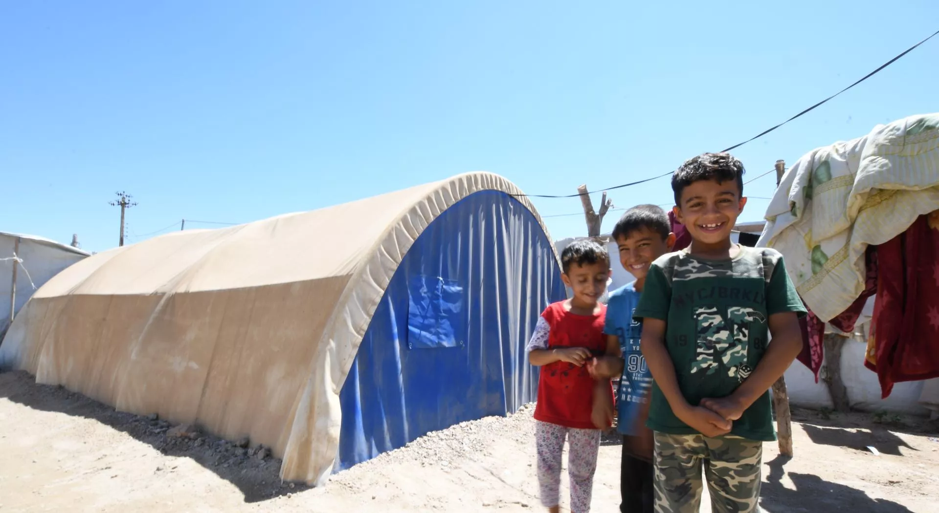 Notunterkünfte: Kinder im Irak vor ihrer Notunterkunft
