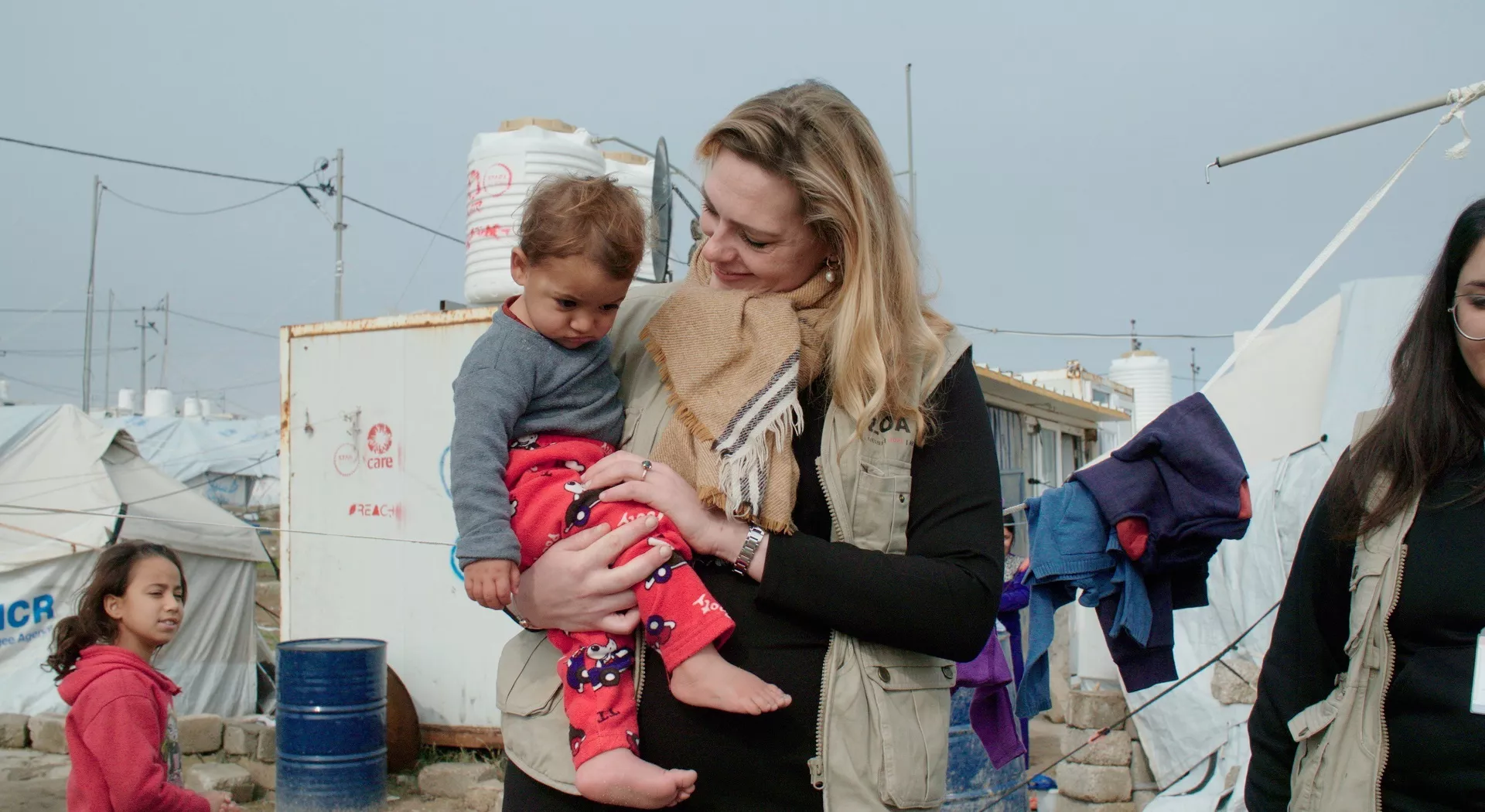 Irak: Esther hält einen kleinen Jungen im Arm