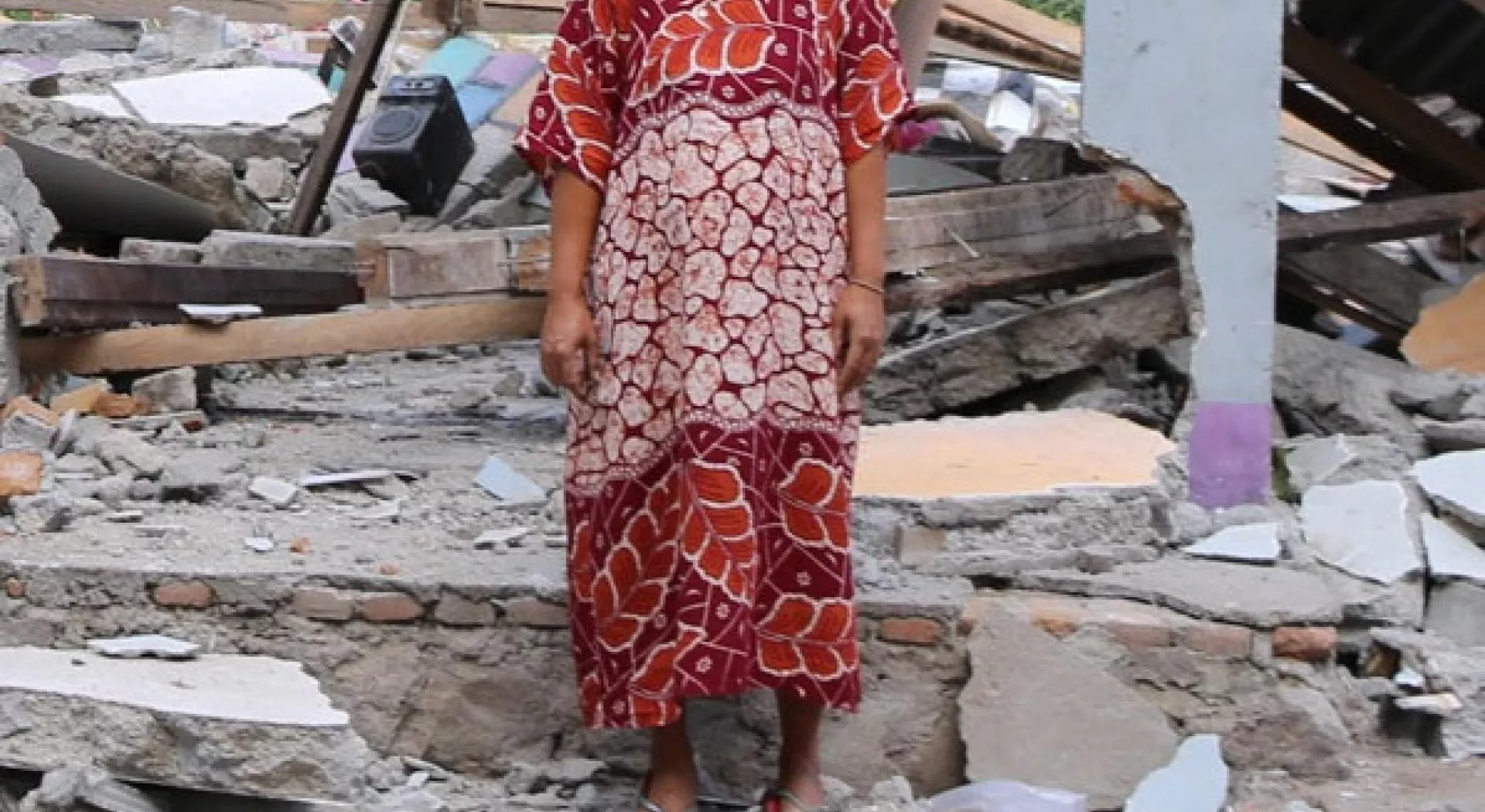 Denda aus Indonesien, die ihr Haus bei dem Erdbeben verlor.