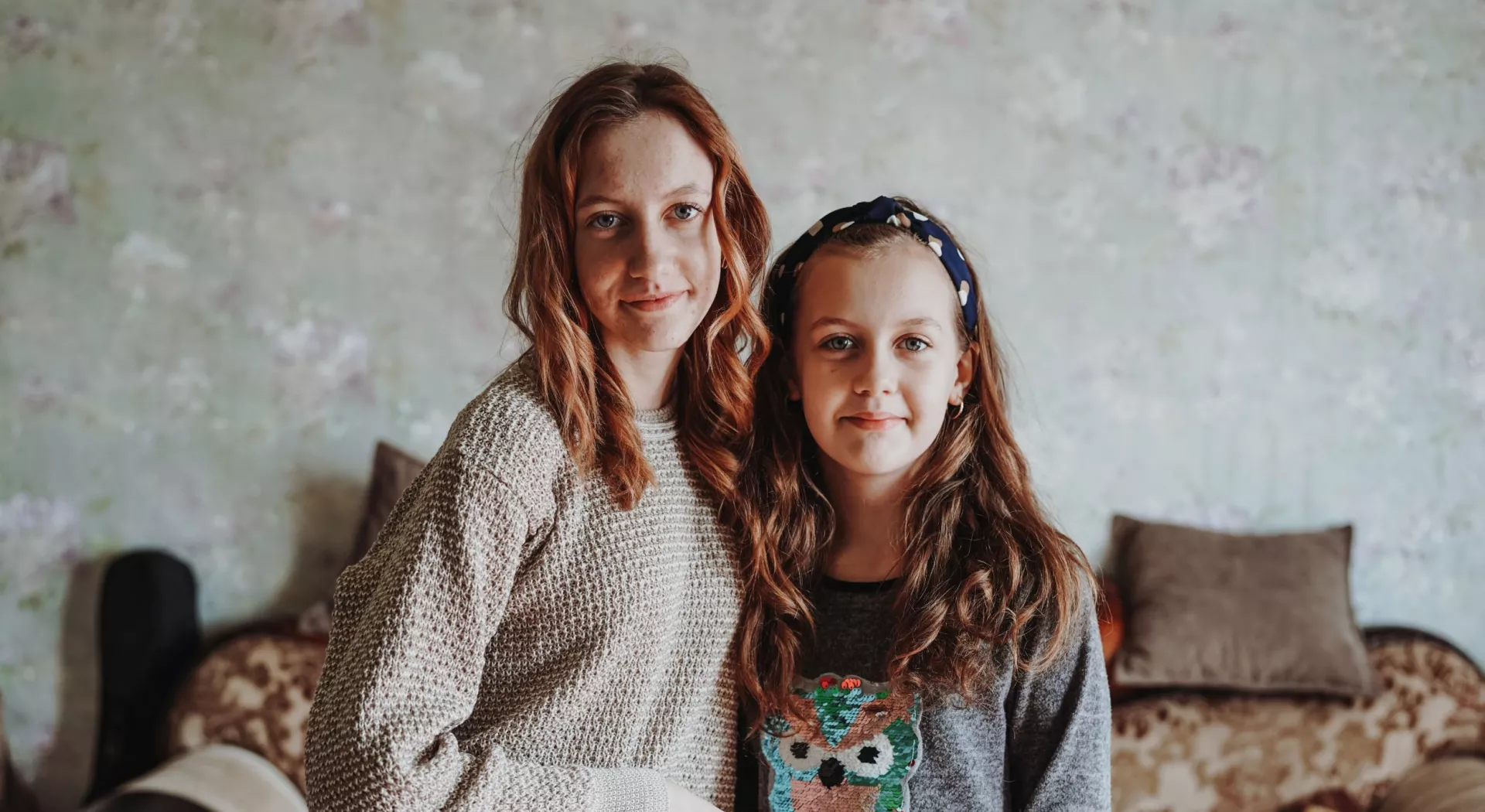 Nothilfe in der Ukraine: Zwie Mädchen Dorina und Camilla schauen in die Kamera