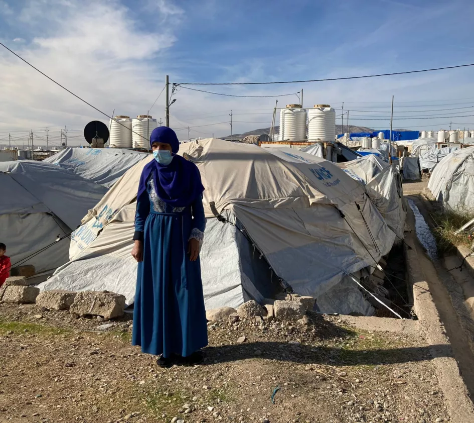 Shahinaz vor ihrem Zelt im Flüchtlingslager Bardarash im Irak
