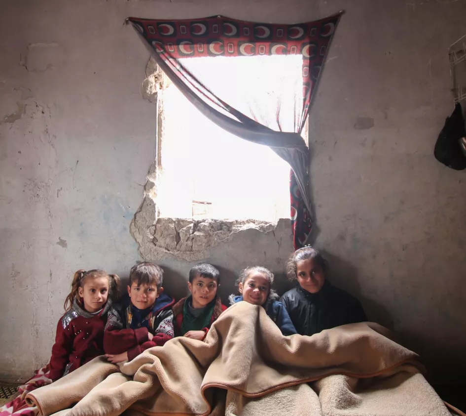 Syrien: Kinder kauern sich vor der Kälte unter einer Decke zusammen