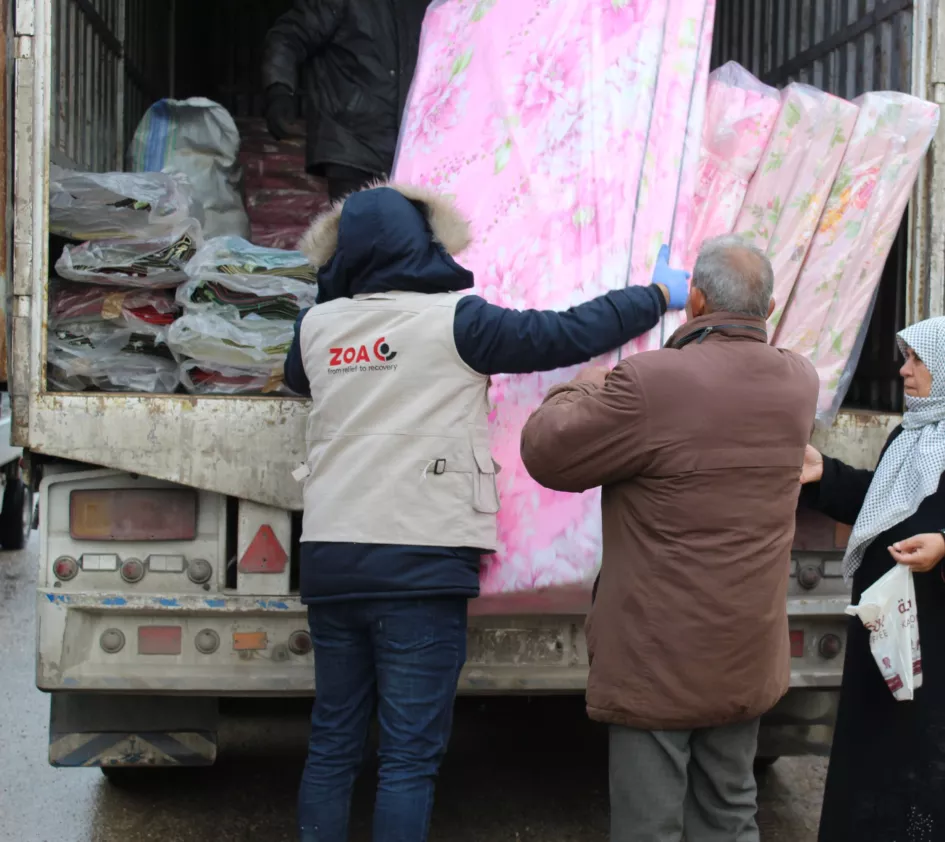 ZOA Mitarbeiter verteilen Matratzen gegen den syrischen Winter