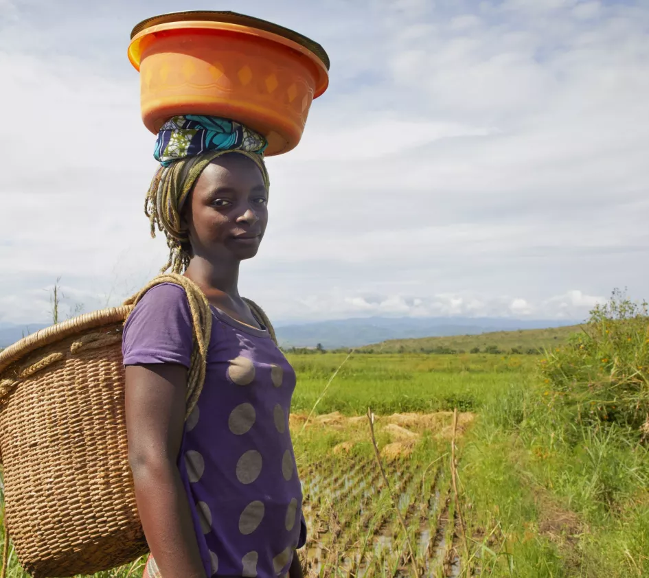 African woman carrying food on her head