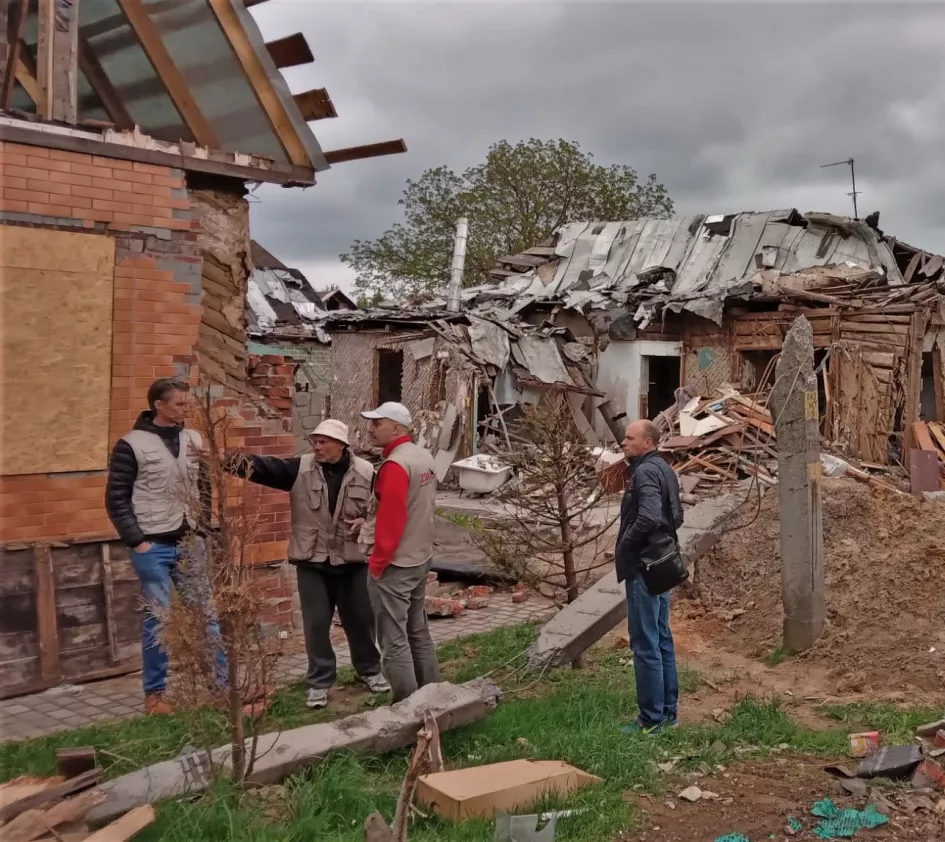 Aktuelle Lage in der Ukraine: ZOA Mitarbeiter vor zerstörten Häusern
