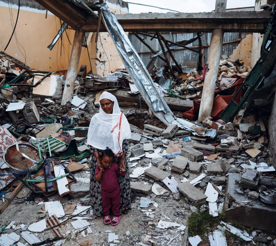 Dem Tod entkommen: Adhanet Berhe in ihrem zerstörten Haus.