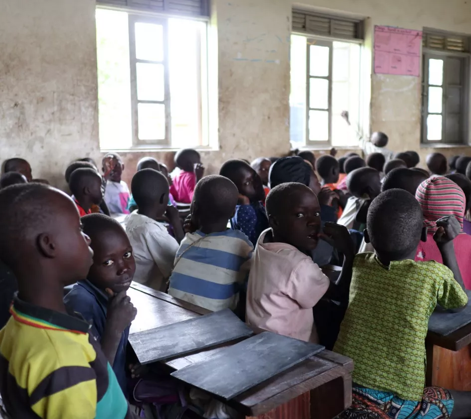 Back to School: Kinder in einem vollbesetzten Klassenzimmer in Uganda