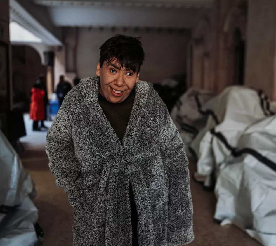Hanna geht durch den Flur einer Notunterkunft in Syrien.