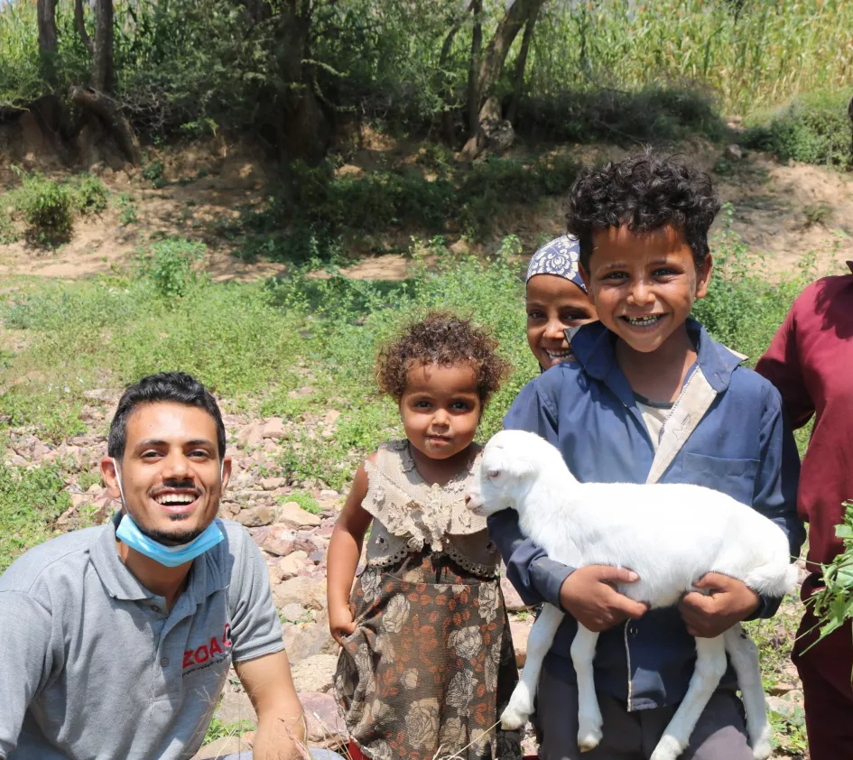 Lächelnde Kinder finden wieder Hoffnung mit einem ZOA-Mitarbeiter im Jemen
