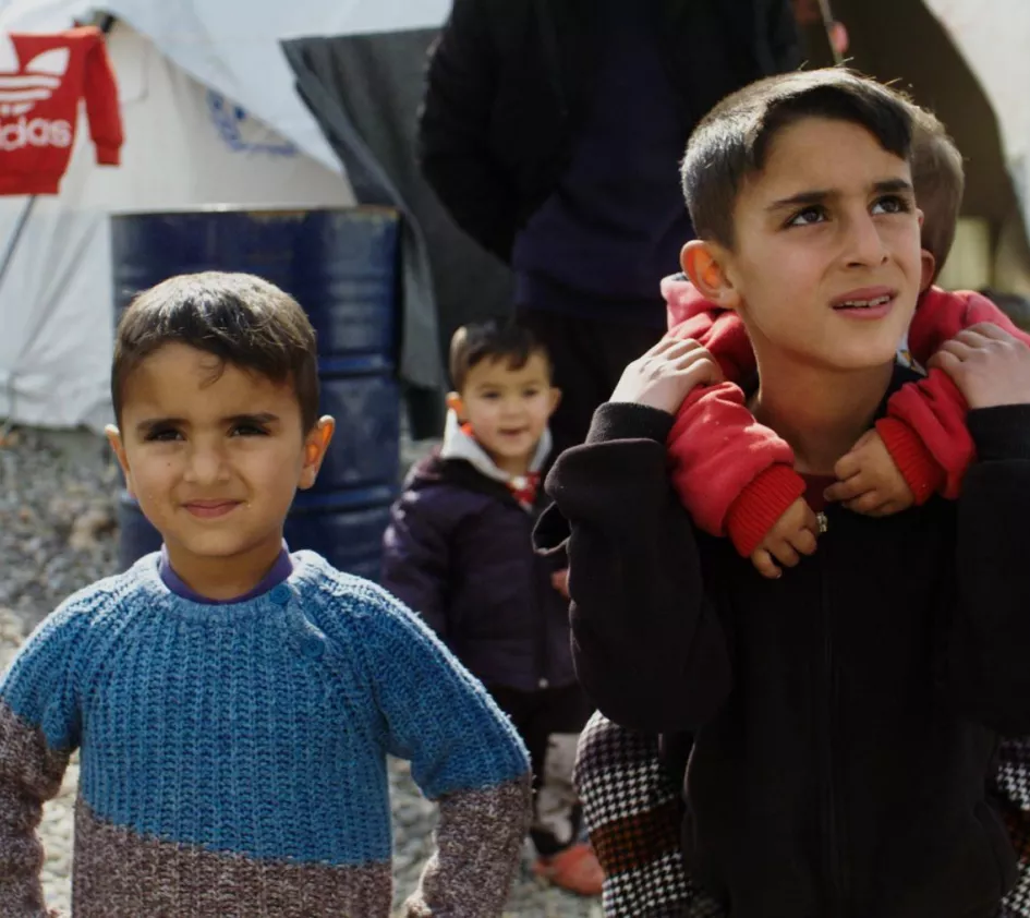 Kinder auf der Flucht: Jungen im Flüchtlingscamp im Irak