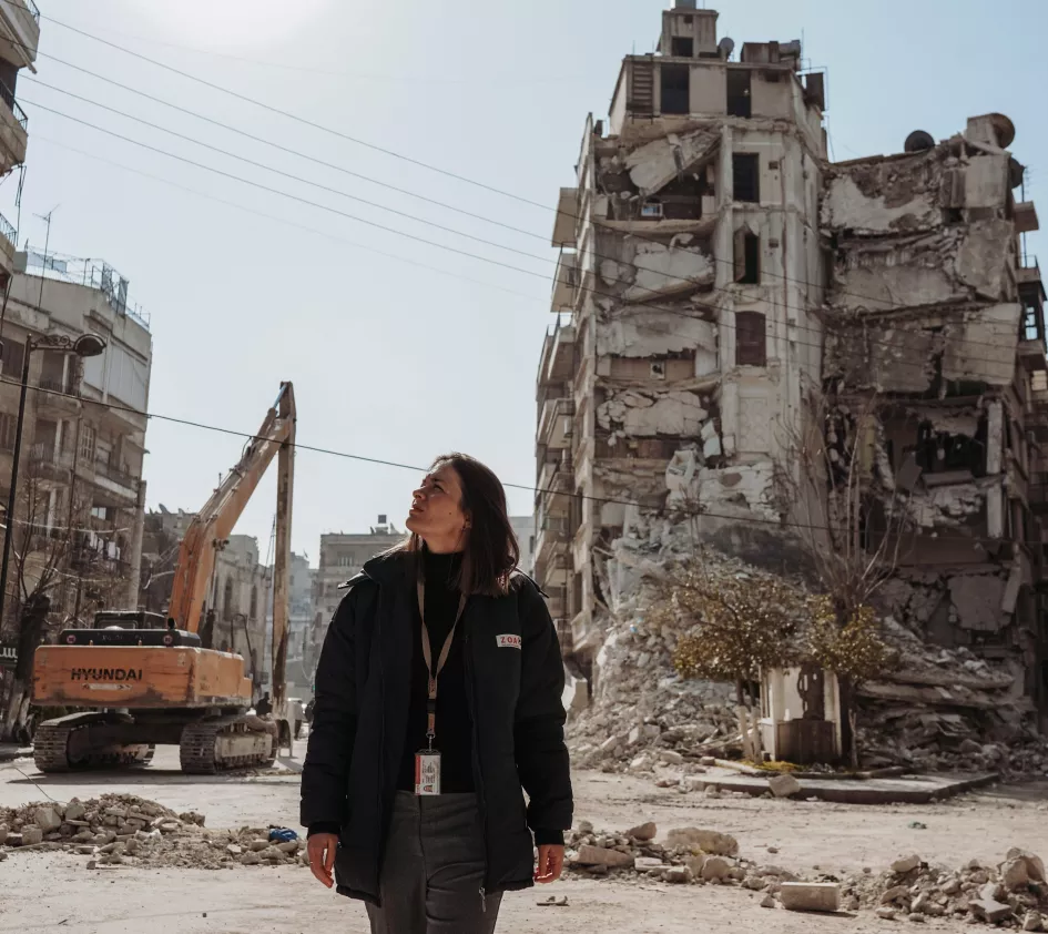 Zweites Erdbeben trifft Syrien: Marjanne betrachtet die Erdbebenschäden in Aleppo