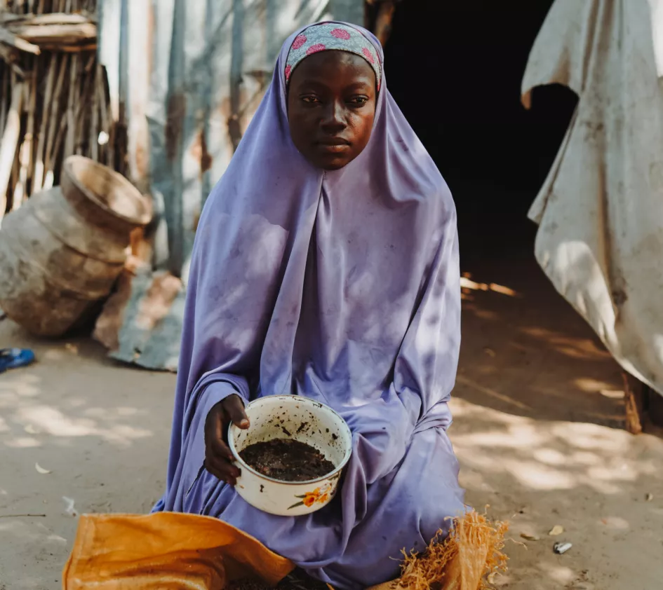 Warum sorgt Corona für Hunger: Habiba zeigt ihren vier Kindern, was sie für die nächsten Tage an Lebensmitteln übrig hat. In der Pfanne befindet sich eine handvoll Weizenbrei.