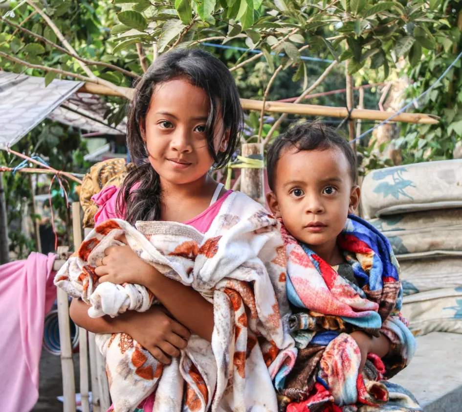 Spender: Kinder mit Decken bei der Verteilung in Indonesien