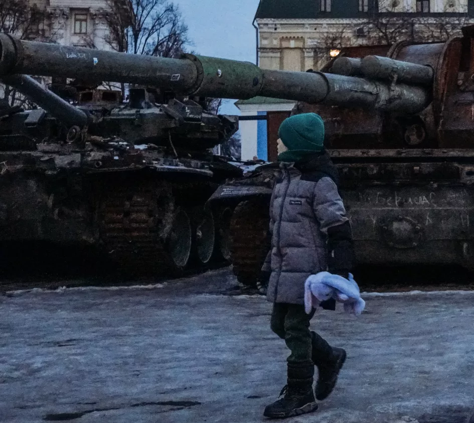 Kleiner Junge zwischen Panzern in der Ukraine