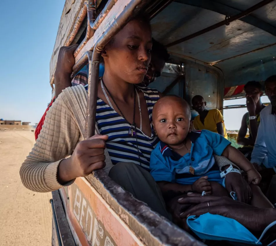 Mission: Frau mit Kind in einem Bus im Flüchtlingslager Sudan 