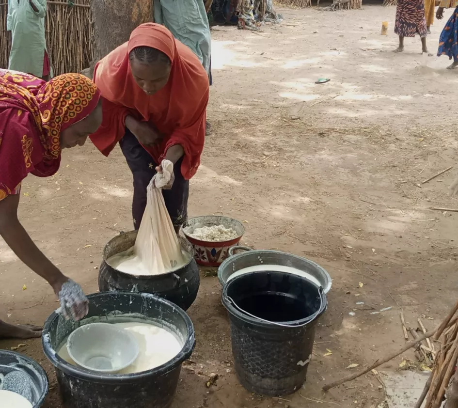 Mütter in Krisengebieten: Zwei Frauen waschen Wäsche in Wassereimern