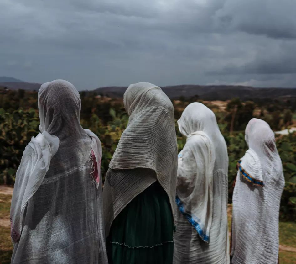 Sexualisierte Gewalt in Tigray: 4 Frauen aus Tigray stehen mit dem Rücken zur Kamera nebeneinander. 