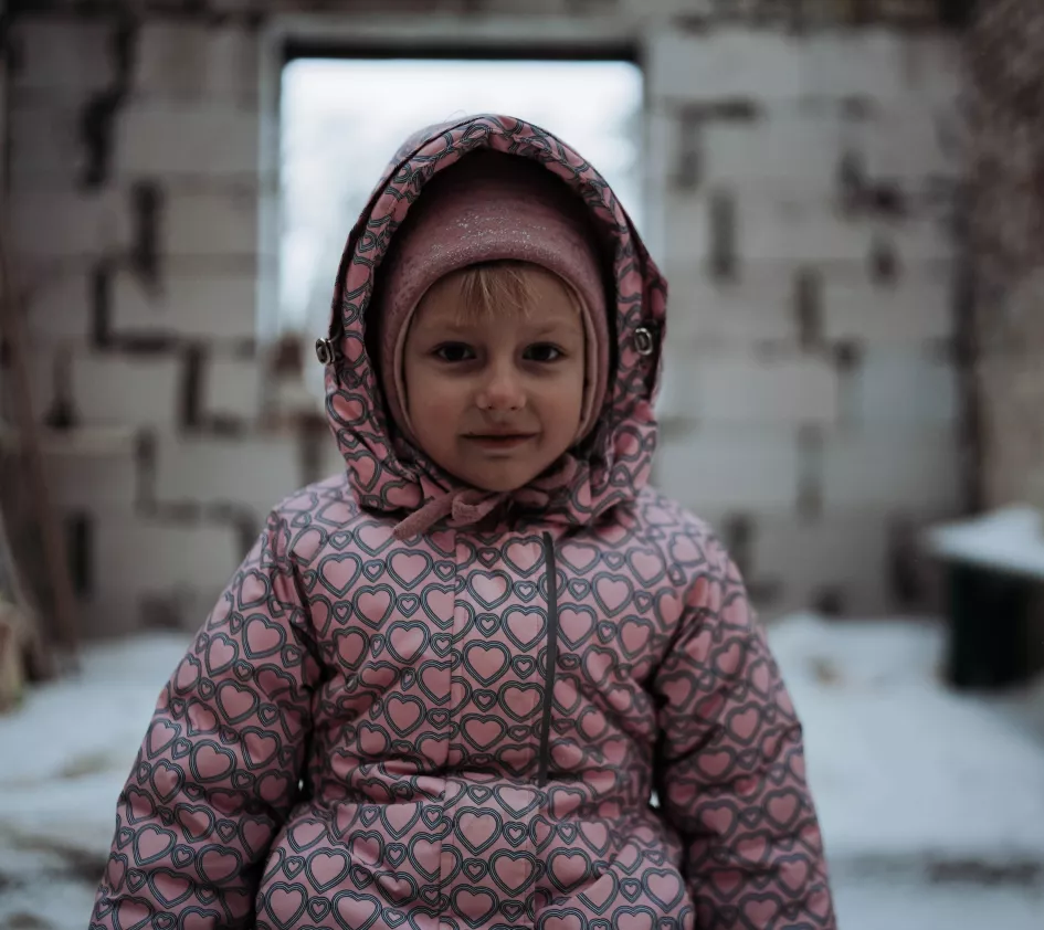 Trümmer im Schnee: Veronika in ihrem zerstörten Zuhause in der Ukraine