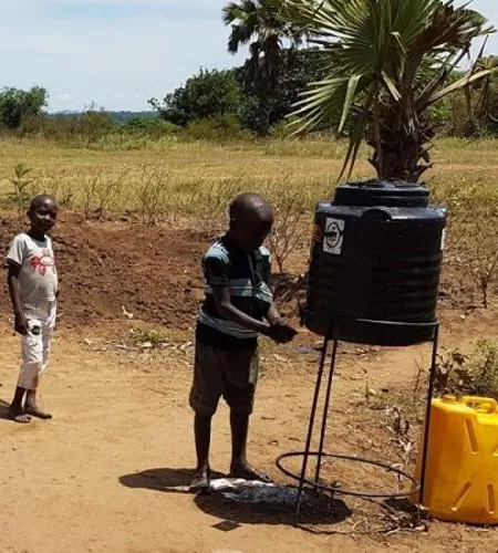 Liberia: Kinder stehen mit Abstand an, um sich die Hände zu waschen
