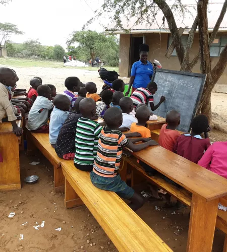 Kinder in Uganda werden in kleinen Gruppen unterrichtet