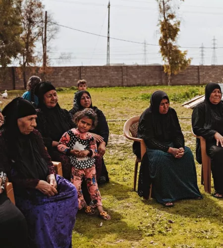 Landwirtschaft klimaresistent machen: Eine Gruppe Frauen erhält eine Schulung 