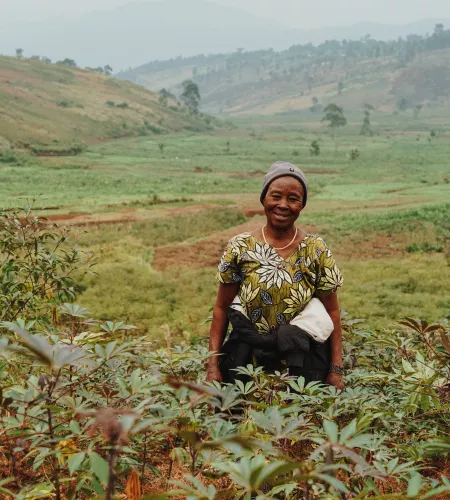 Jahresbericht 2022: Frau auf einem Feld im Kongo
