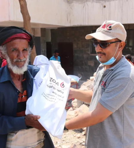 Sicherheit für unsere Mitarbeitende: ZOA-Mitarbeiter verteilt Beutel im Jemen
