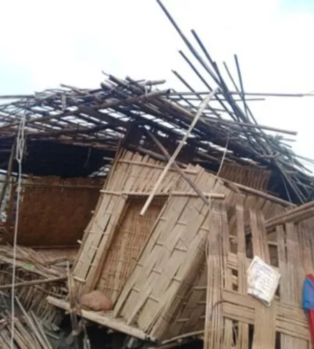 Ein zerstörtes Haus vom Zyklon Mocha in Myanmar