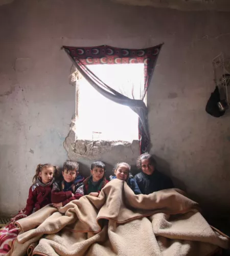 Syrien: Mehrere Kinder liegen zugedeckt unter einem Fenster