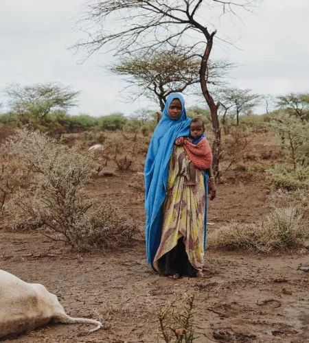 Äthiopien: Eine Frau mit ihrem Kind stehen auf einem verdorrten Feld