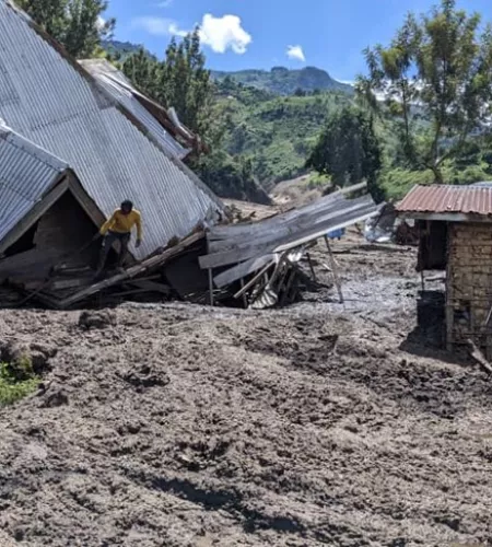 Überschwemmungen im Kongo: zerstörte Häuser