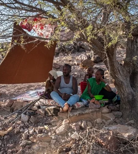 Familie aus Tigray sucht Schatten unter einem Baum