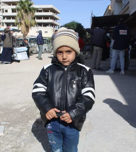 Ein Junge in der Kälte in Syrien