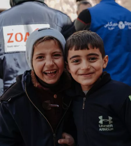 Erdbenenopfer in Syrien: zwei Jungen lachen in die Kamera