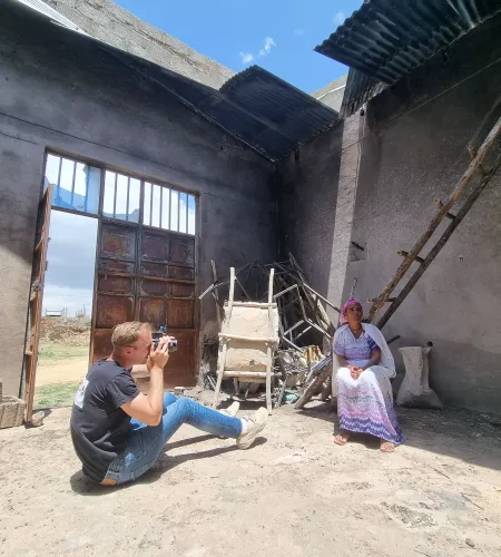 Lieuwe in Tigray. Er fotografiert eine Frau. 
