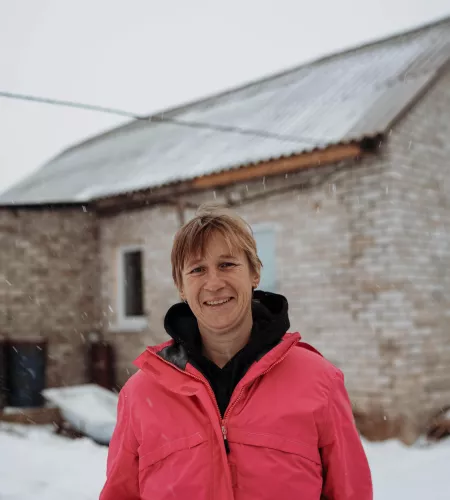 Die Ukrainerin Maryna in ihrem wiederaufgebauten Haus
