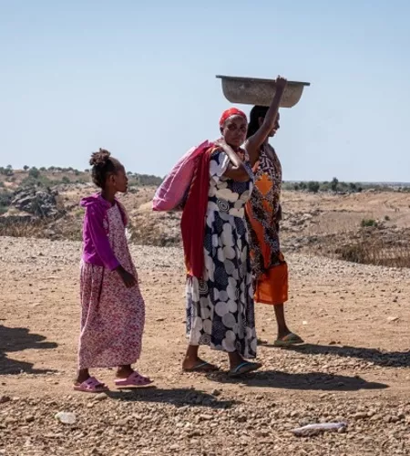 Frauen fliehen mit Ihren Kindern aus Tigray