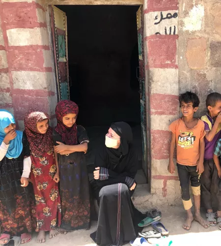 Für die Jemeniten: Gerrianne Pennings im Gespräch mit Kindern im Jemen