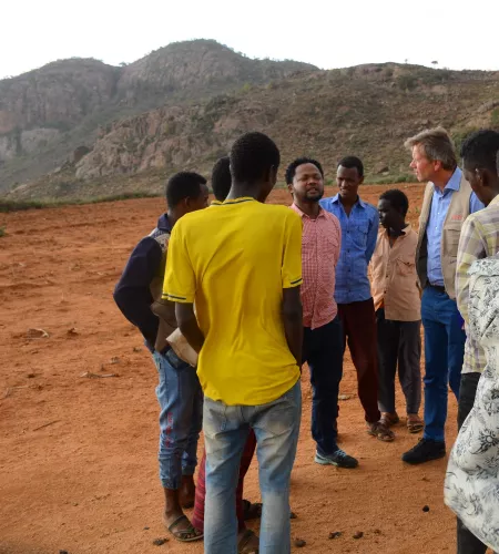 Elend in Äthiopien: ZOA Ambassador Joel mit äthiopischen Farmen auf kargem Land