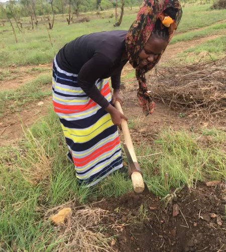 Weltflüchtlingstag: Dinah aus Uganda beackert ein Feld
