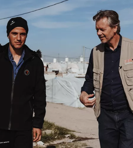 Engagiert für Flüchtlinge: Joël und Memmed in einem Camp im Irak