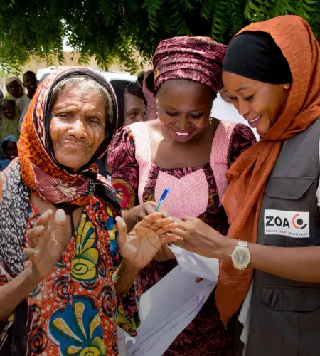 Bargeldhilfe: Frauen aus Nigeria erhalten Gutscheine