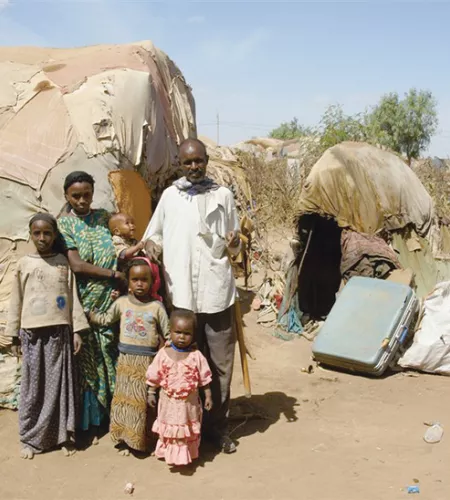 Äthiopien: Eine Familie steht vor ihrer Unterkunft.